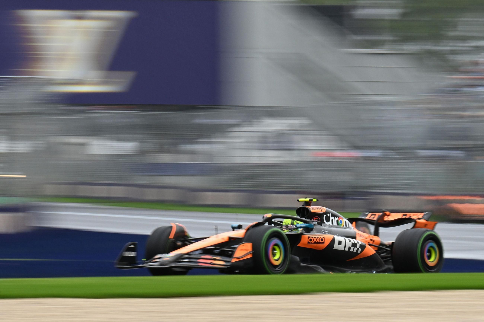 Lando Norris conduce en el circuito de Melbourne.