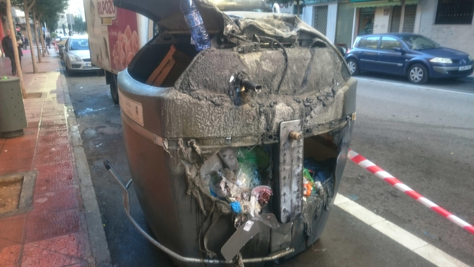 Uno de los contenedores quemados