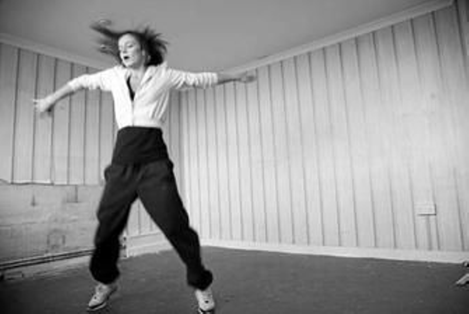 Mia (Katie Jarvis) entrenando las coreografías con las que sueña salir de su desesperada existencia.