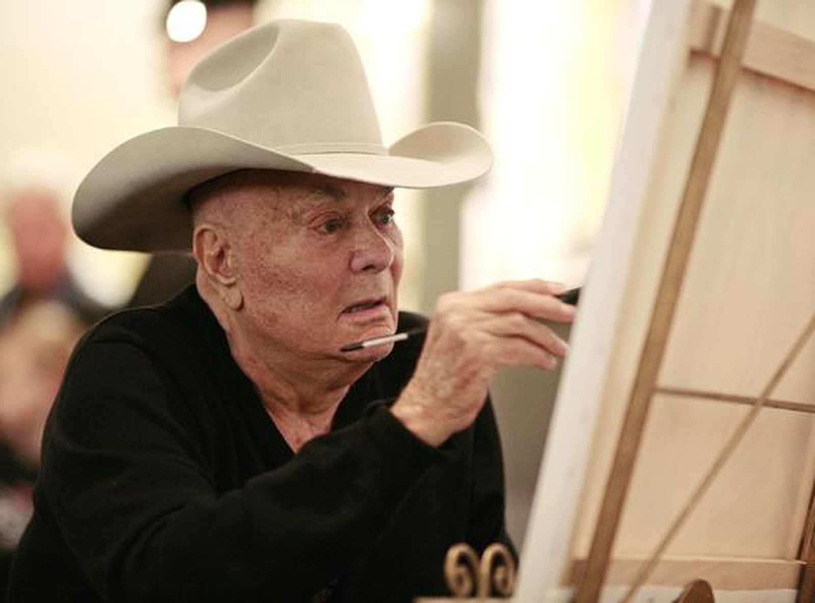 En abril de 2008, preparando una de las pinturas que exhibiría poco después en Londres. / AFP