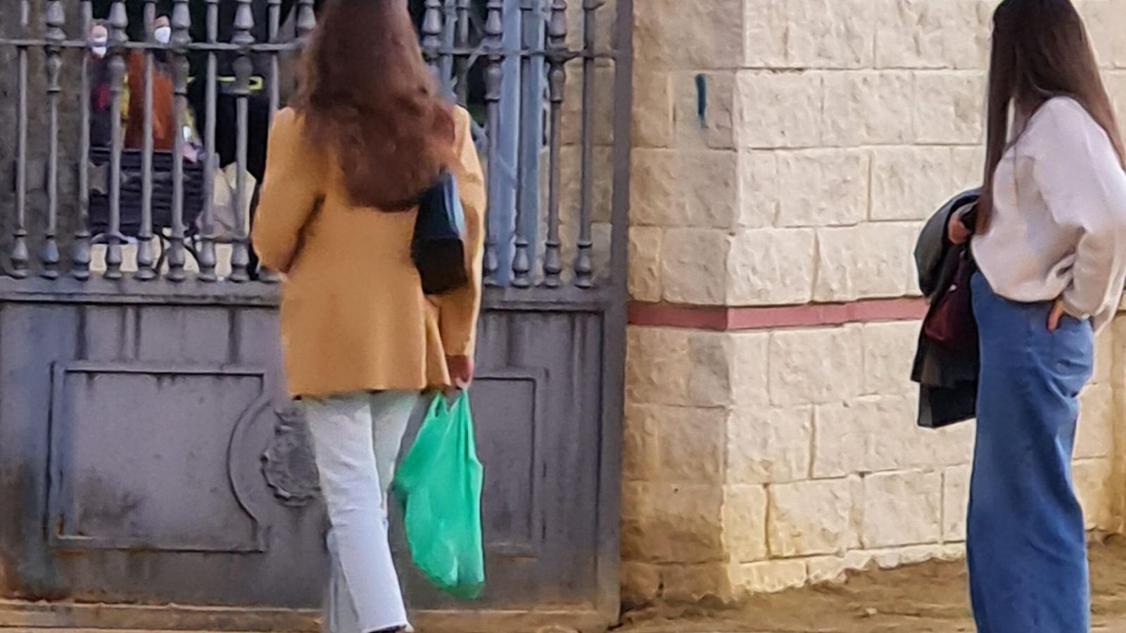 Unas jóvenes, una de ellas con una bolsa, entra este sábado por la tarde en el González Hontoria. Unas jóvenes, una de ellas con una bolsa, entra este sábado por la tarde en el González Hontoria.