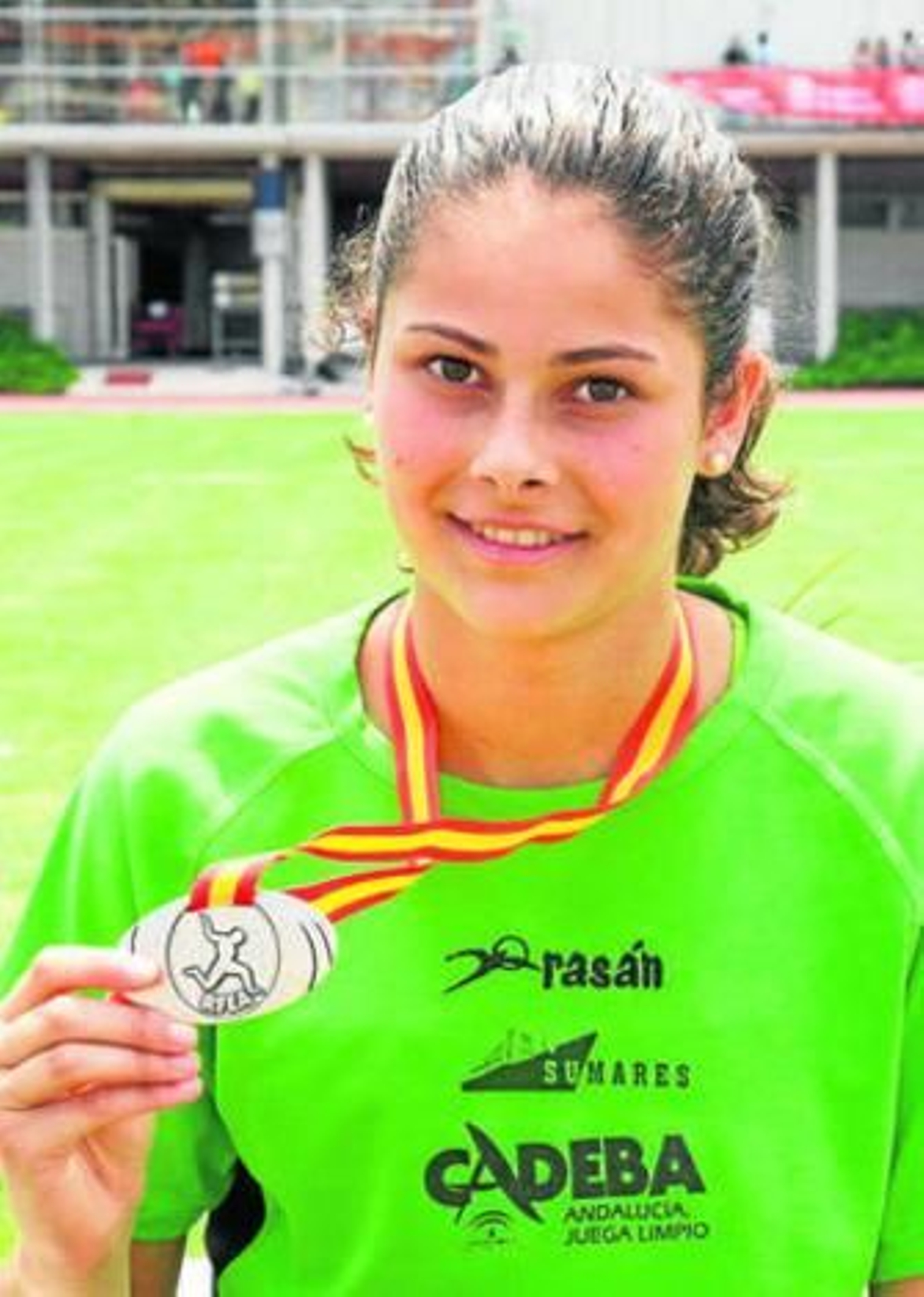 Ana Maza posa con la medalla de plata obtenida en el Nacional cadete.
