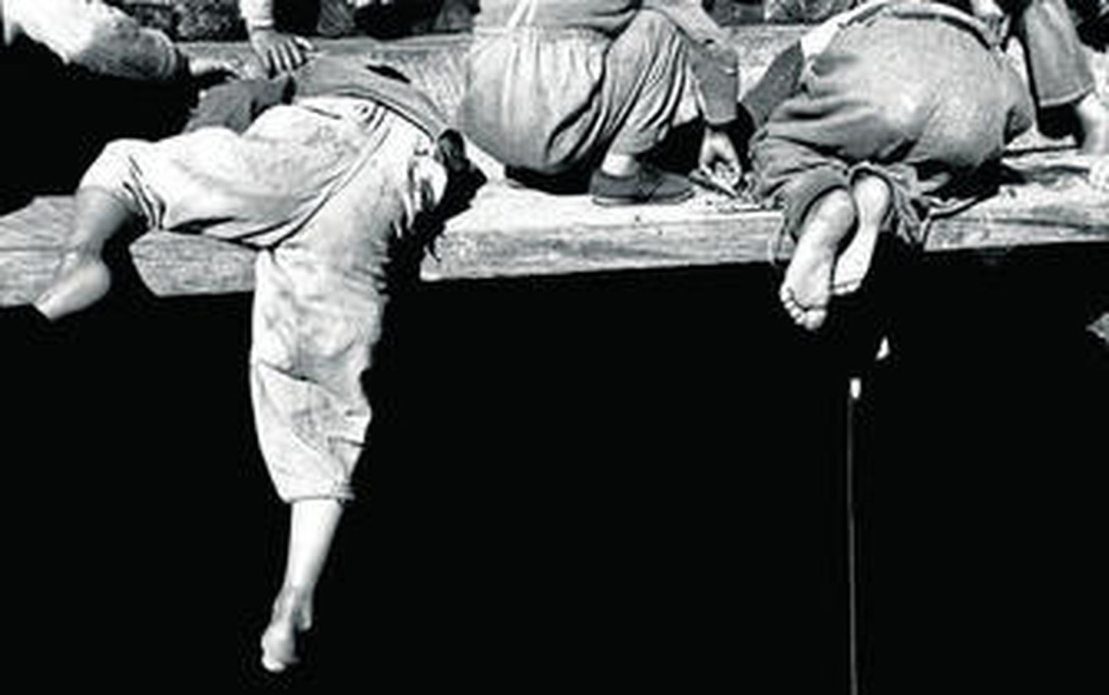 1. Una niña en una calle de Corleone, población siciliana a la que dedicó una serie (1960). 2. 'Trafalgar Square' (1959). 3. 'El bar de los siete espejos' (1963). 4. 'Los niños del río Mapocho', una imagen fechada en 1952.