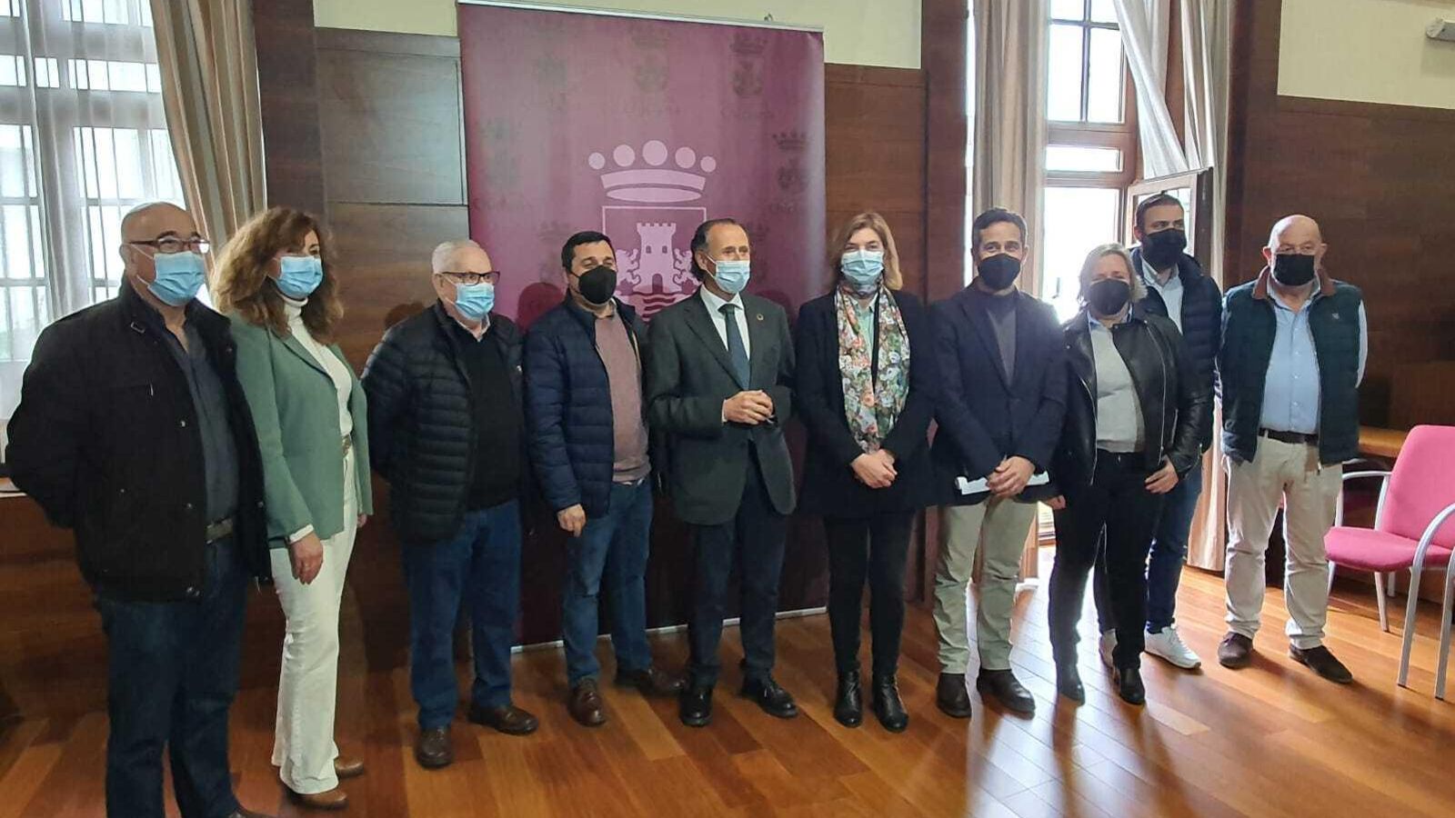 La nueva directiva, junto a la representación municipal.