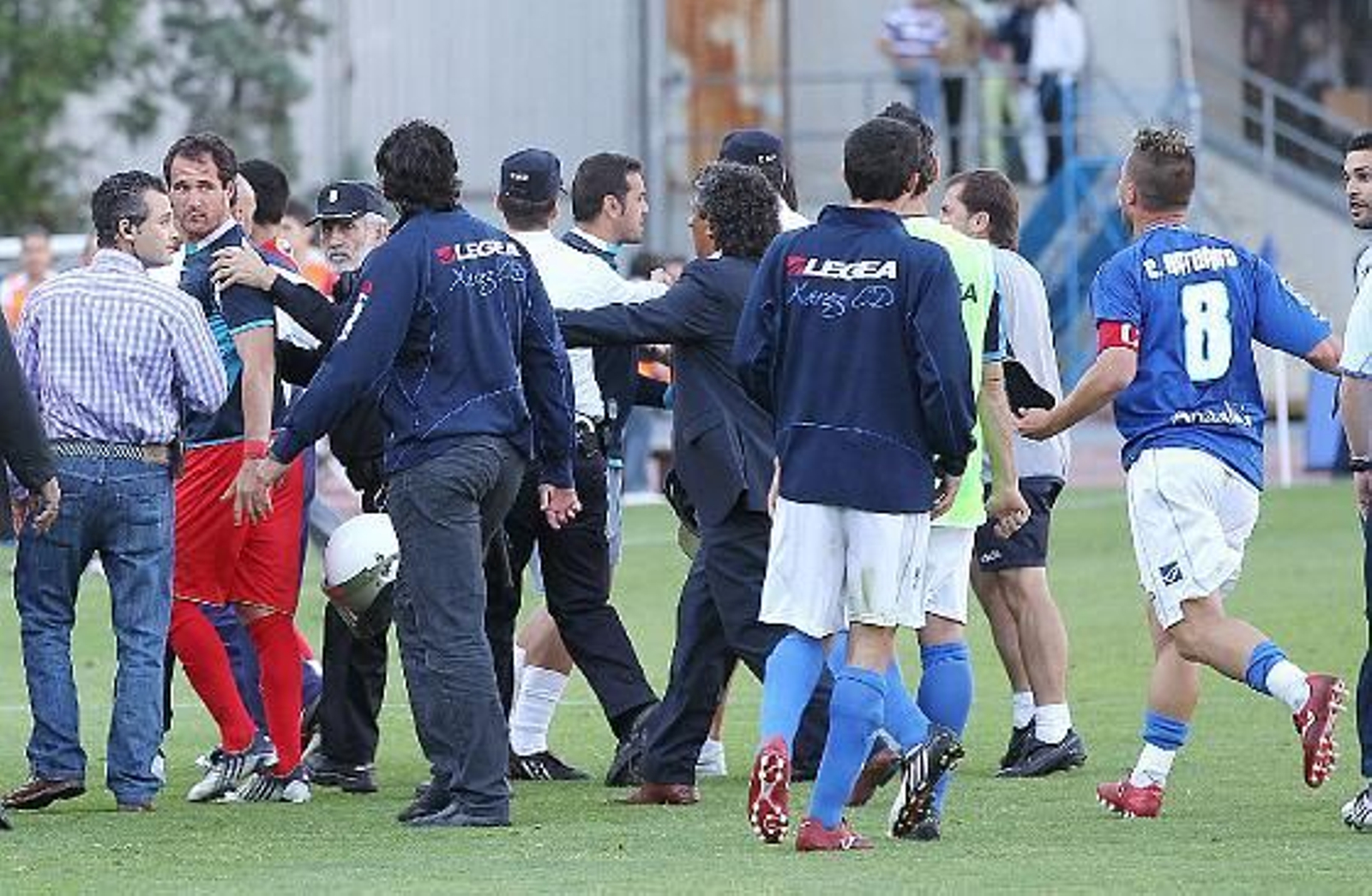 Gorosito media entre sus jugadores y los del Almería. 

Foto: Miguel Angel Gonzalez