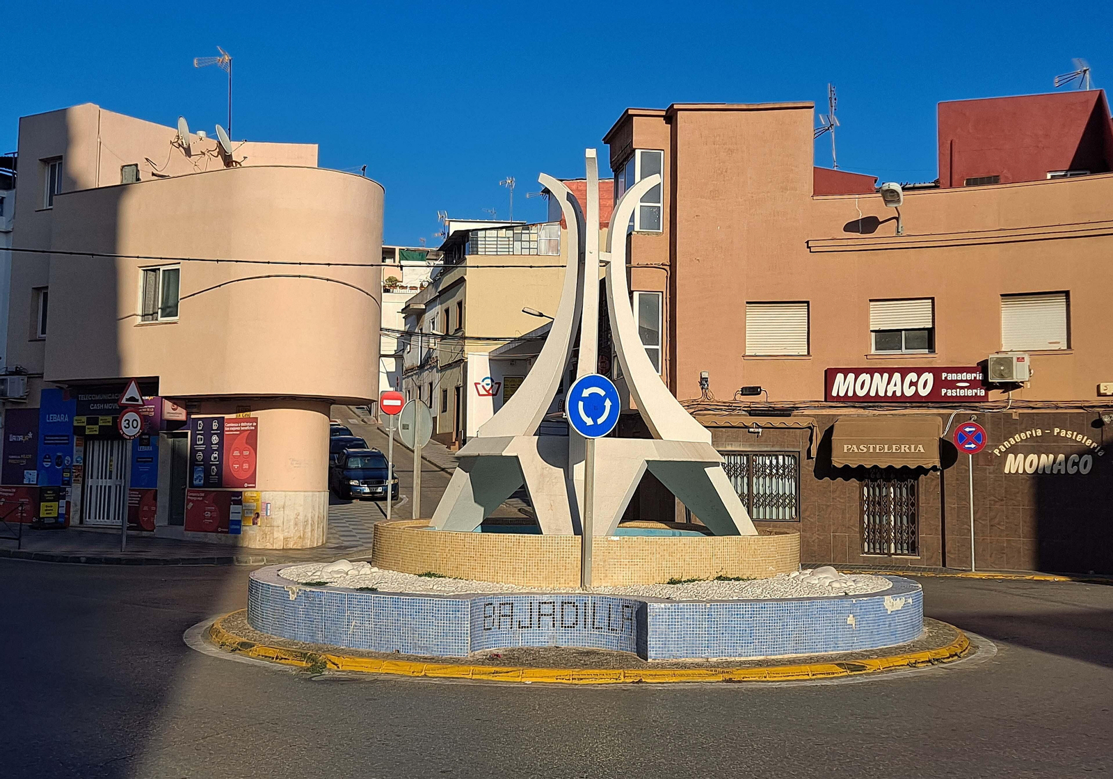 La glorieta en el cruce de La Bajadilla.
