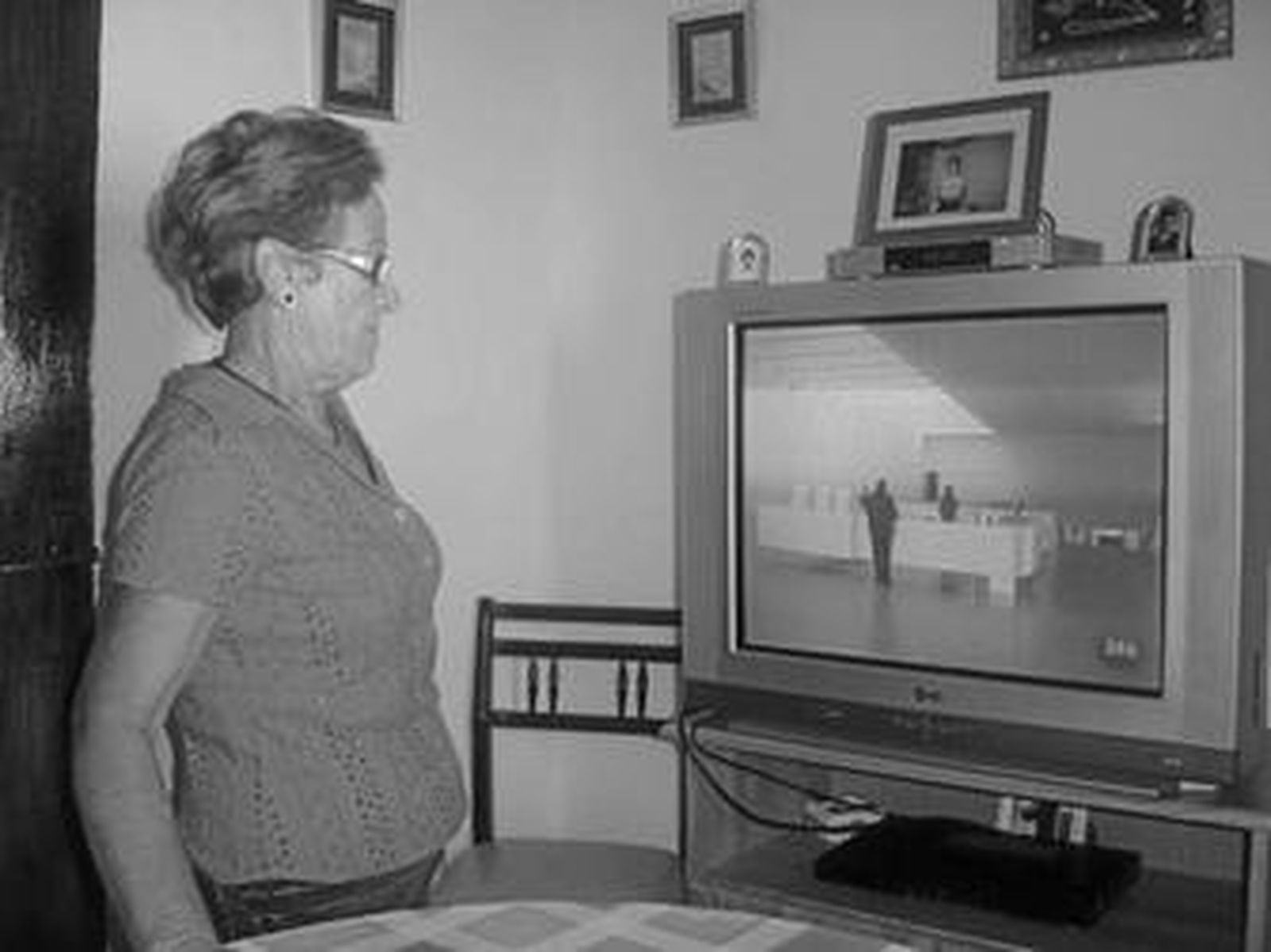 La madre del marinero permanece atenta a las noticias que se emiten en los medios de comunicación.