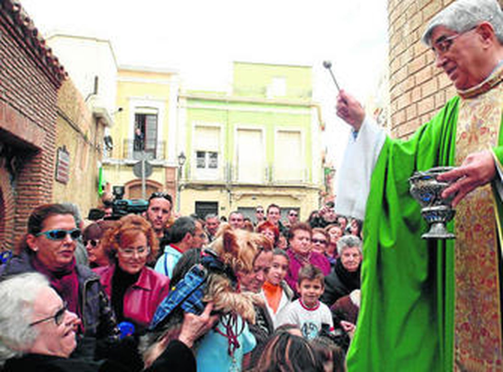 Una placa a María P. Enciso y hogueras para celebrar las Fiestas de San Antón