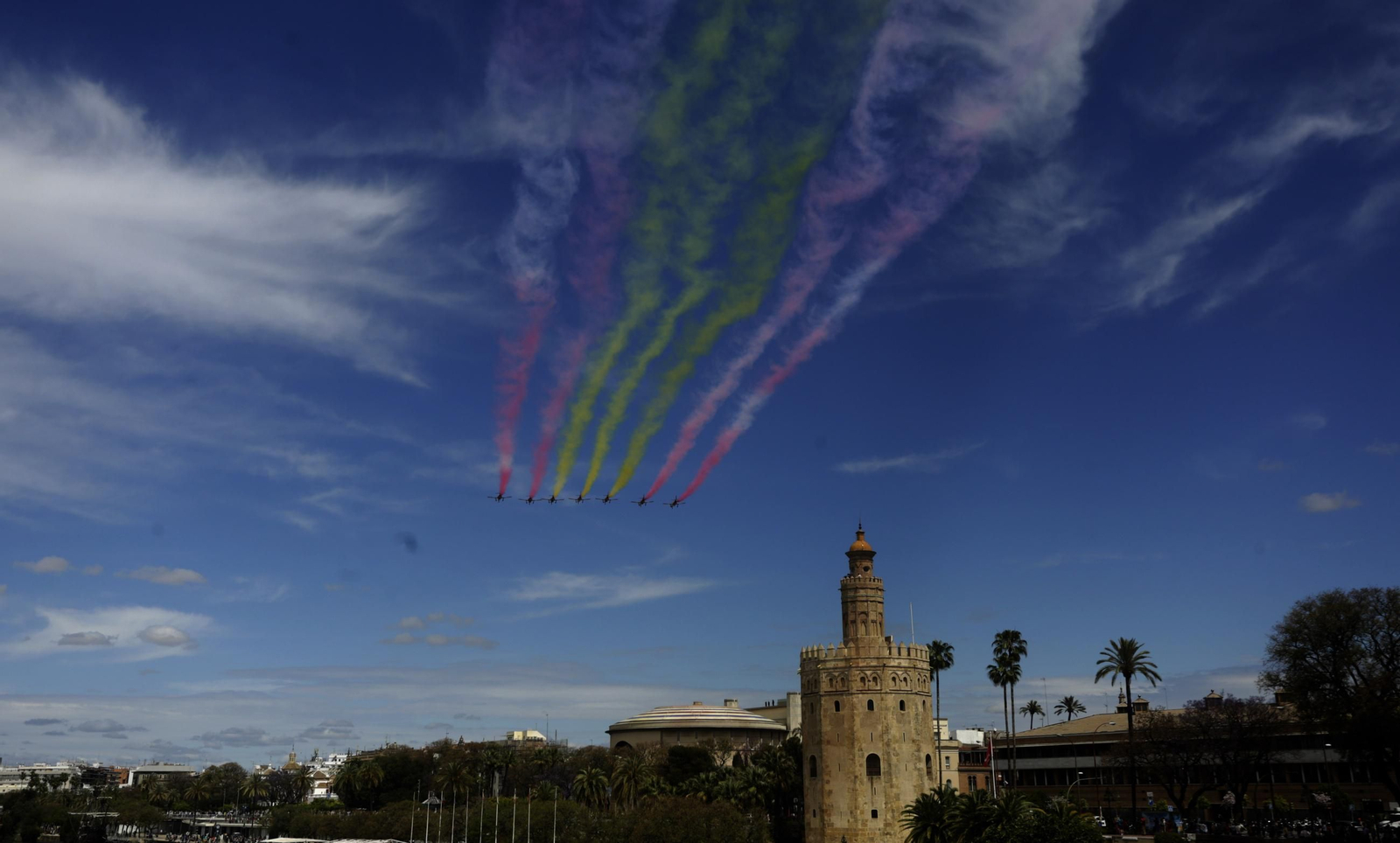 Espectaculares fotos de las acrobacias de la Patrulla Águila: cuatro décadas surcando los cielos