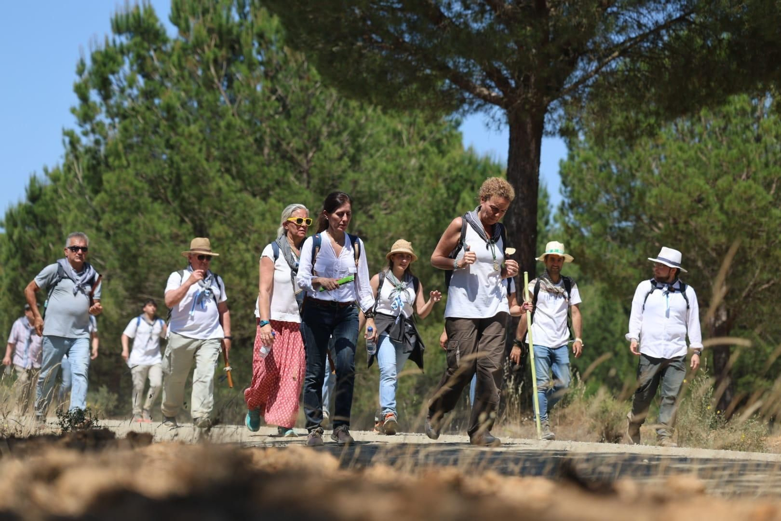 Ambientazo en el camino de Huelva al Rocío este viernes: imágenes de los peregrinos en La Matilla