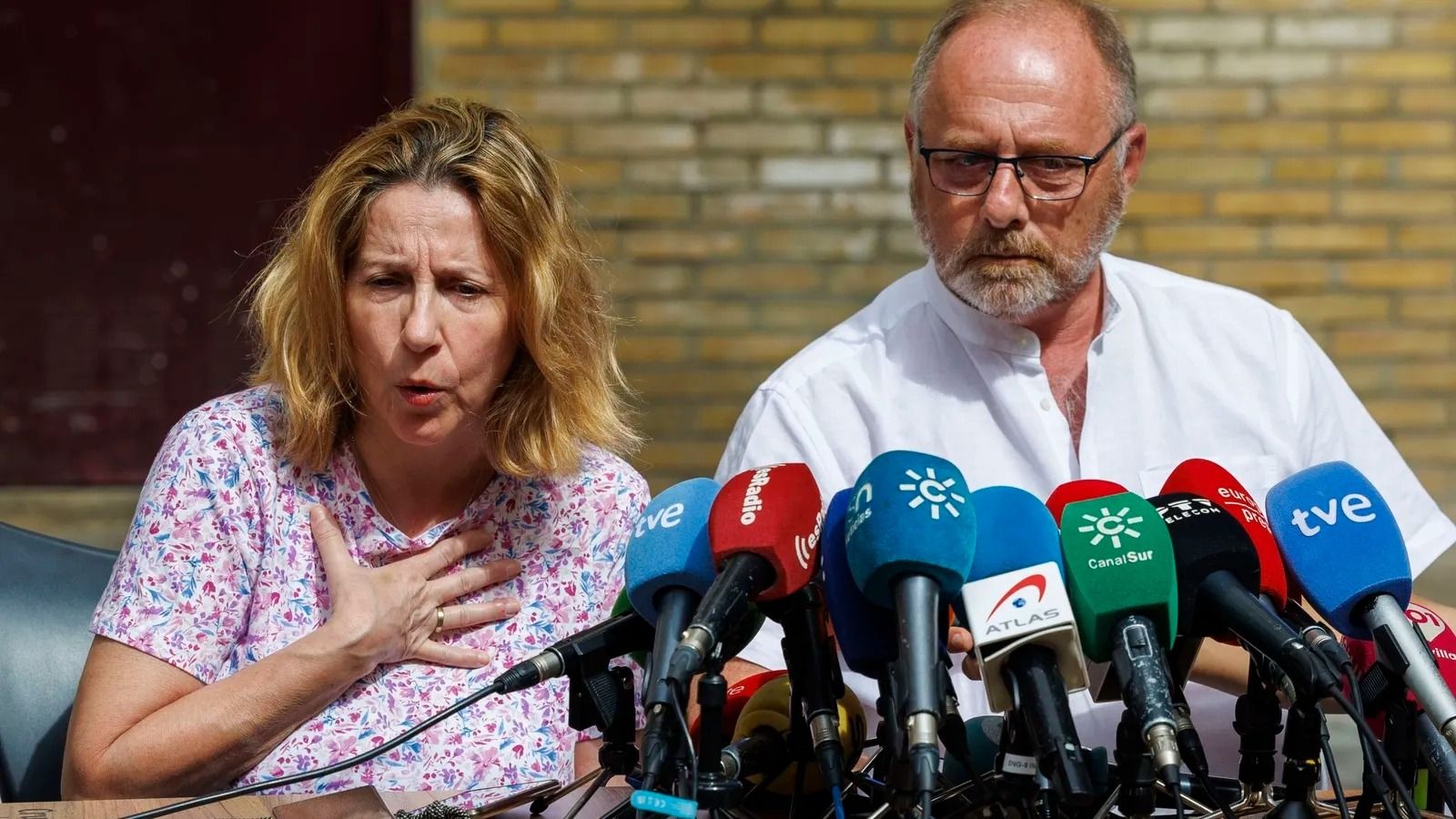 Eva Casanueva y Antonio del Castillo, padres de Marta, en una rueda de prensa