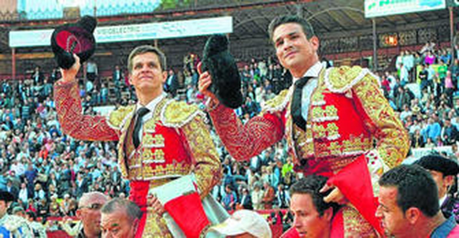 El Juli, izquierda, sale a hombros de la plaza de toros de Castellón junto a su compañero José María Manzanares
