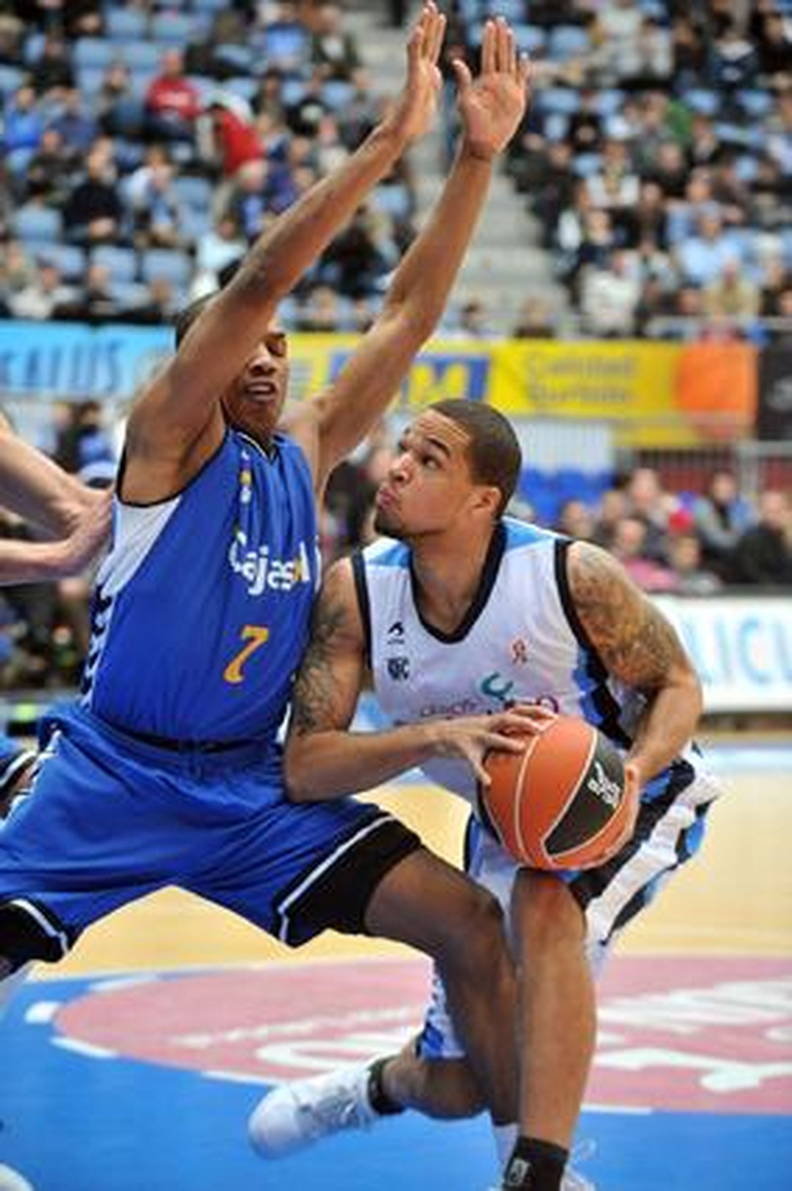 Ellis bloquea a Hopkins.

Foto: Rubén Plaza Etxabe