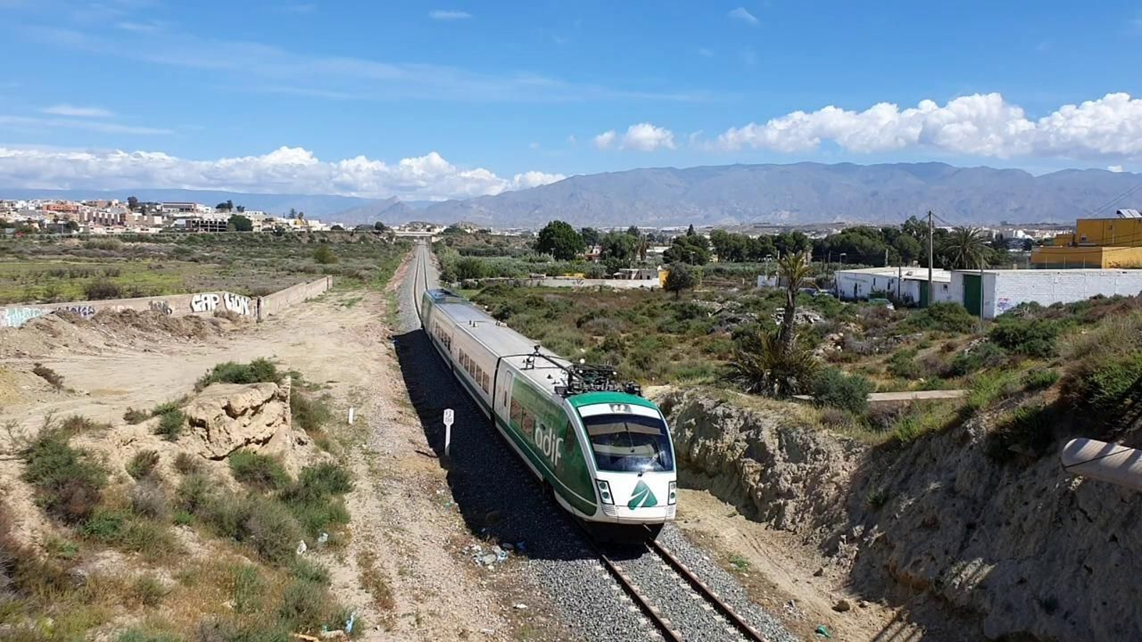 Adif AV realiza las pruebas de auscultación de vía en el tramo Río Andarax-El Puche y en el soterramiento