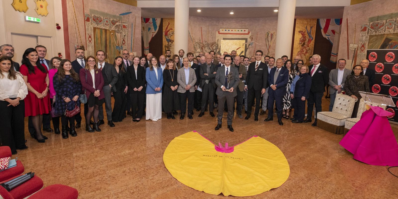 Morante, rodeado de los aficionados del Club Taurino Italiano.