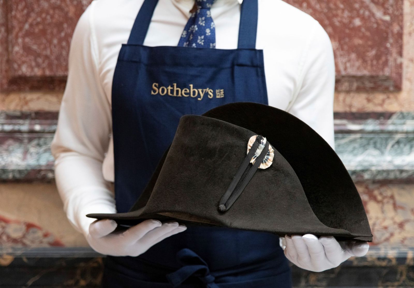 Un emblemático bicornio de Napoleón supera en París el millón de euros