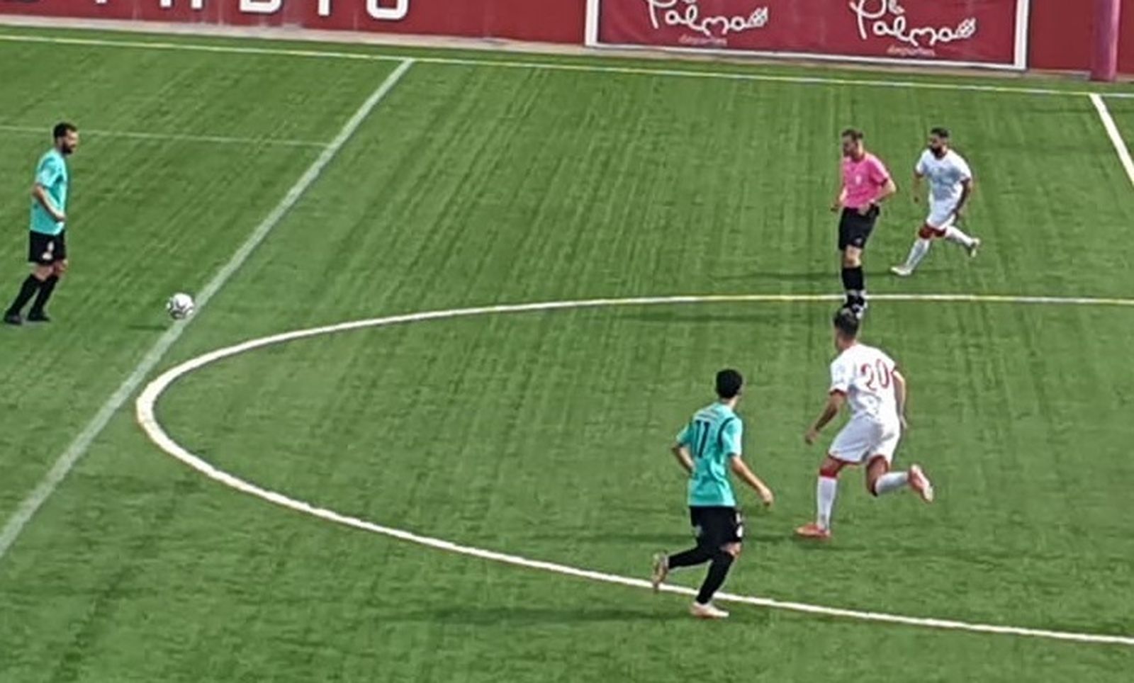 El Chiclana CF, que vistió de verde, inicia una jugada desde su campo.
