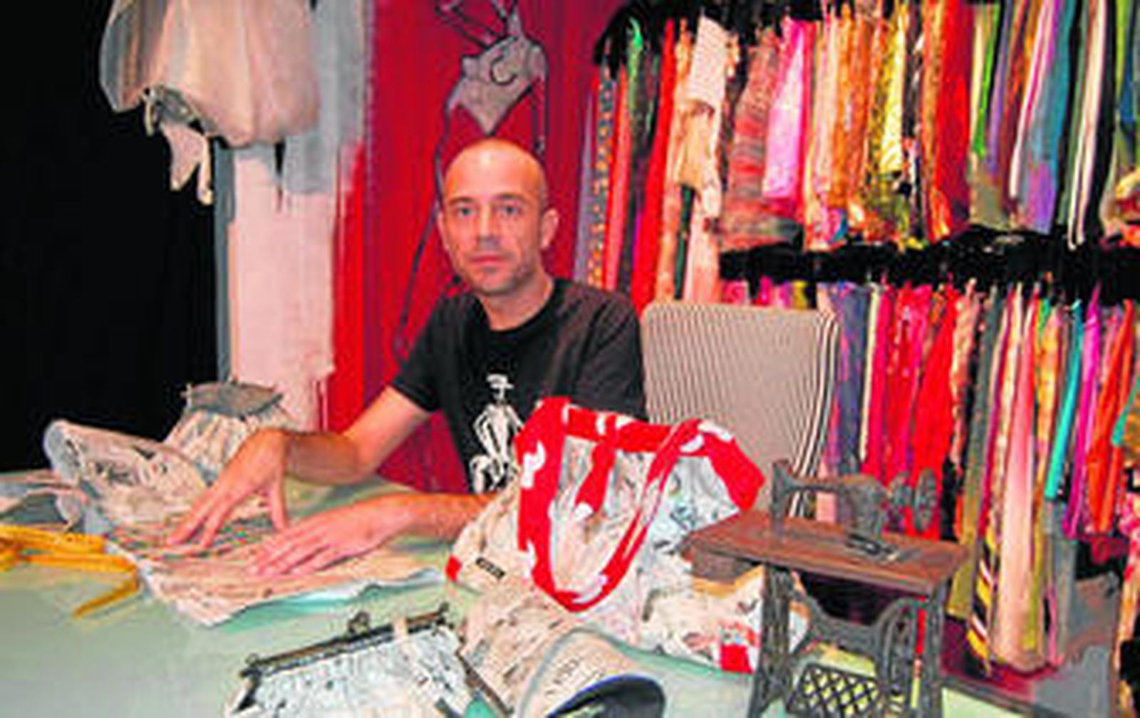 El diseñador Antonio Lobato, con algunas de sus creaciones, días atrás.