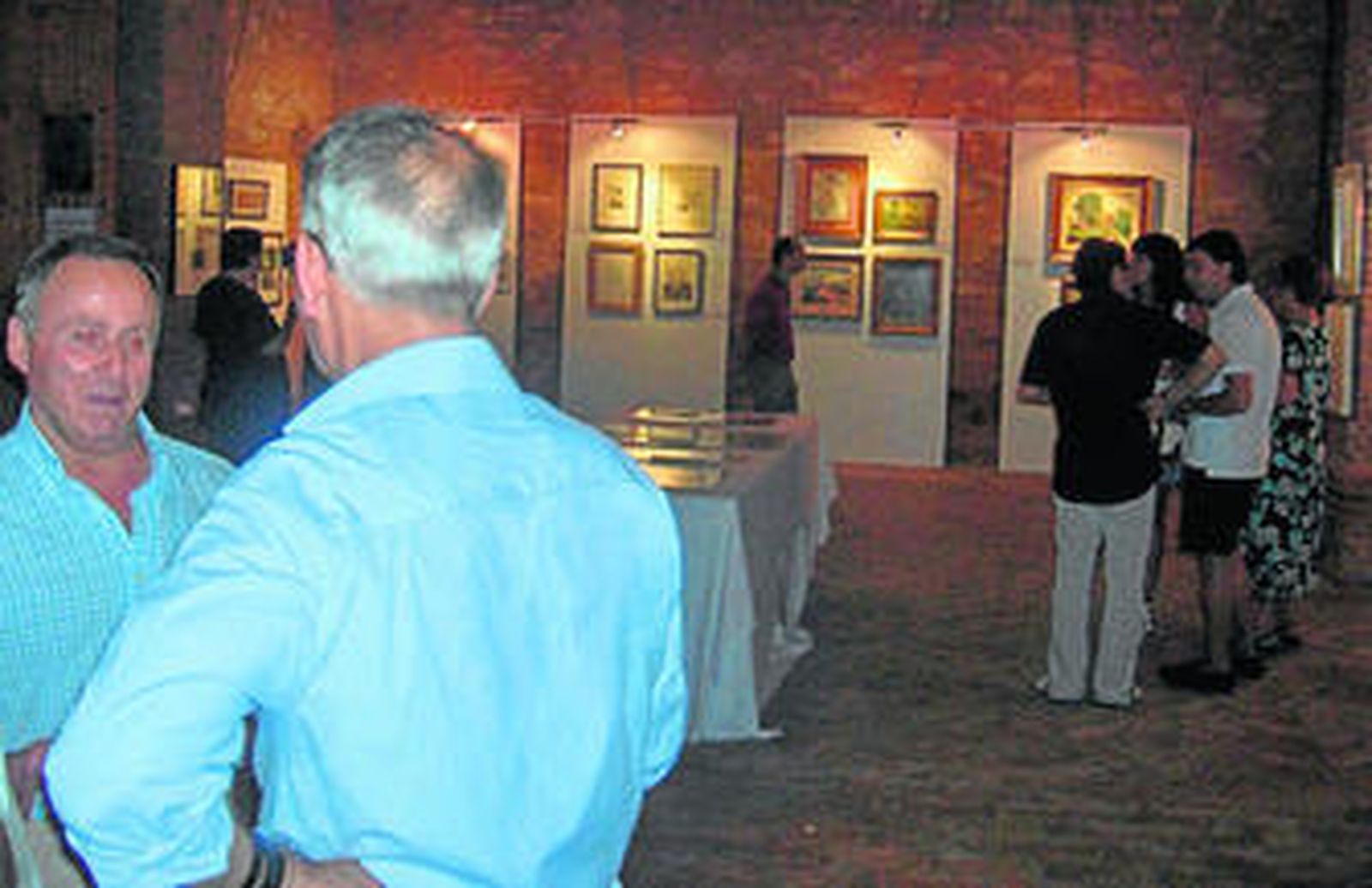 Visitantes a la exposición.