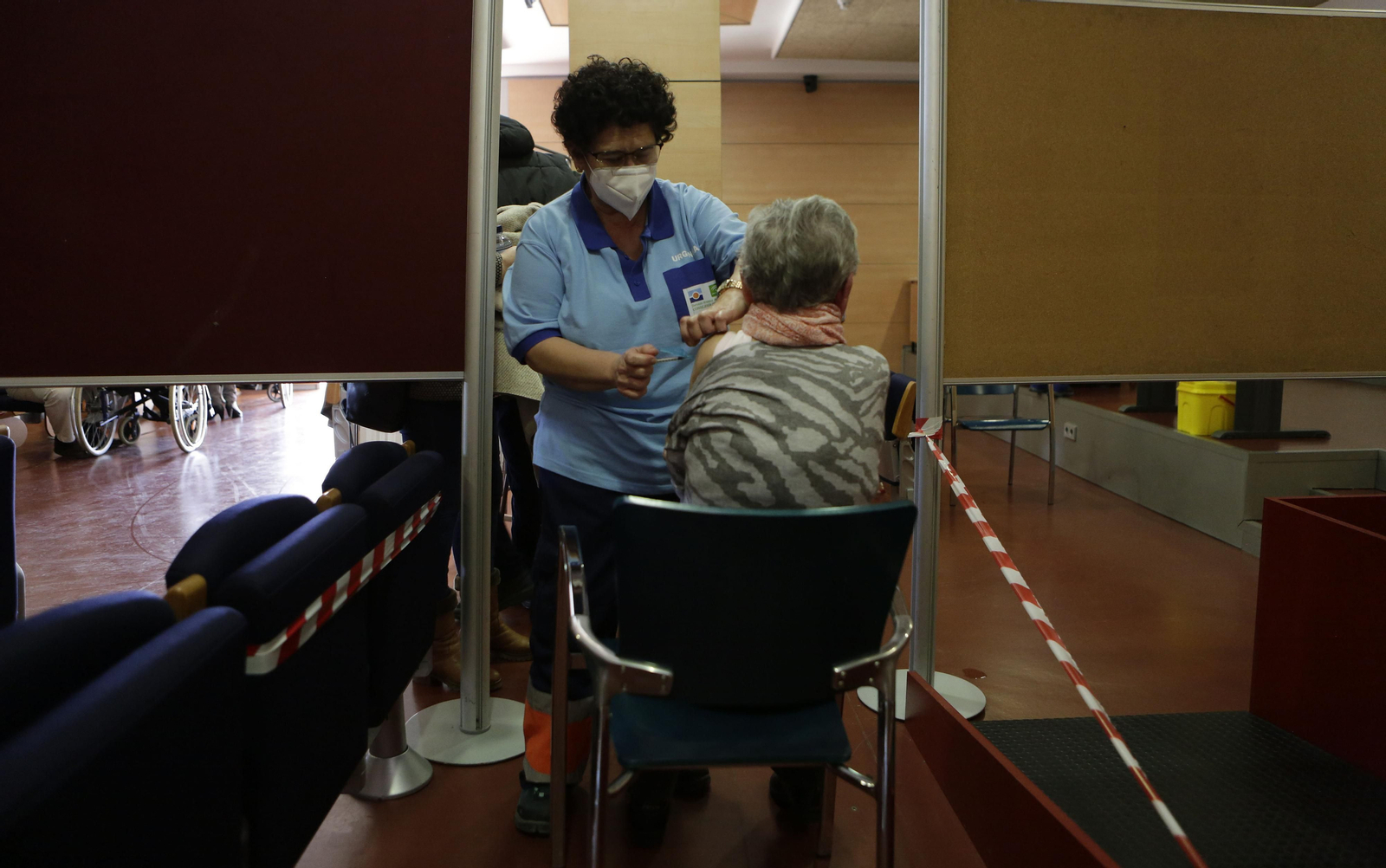 Una señora recibe la vacuna en Sevilla.