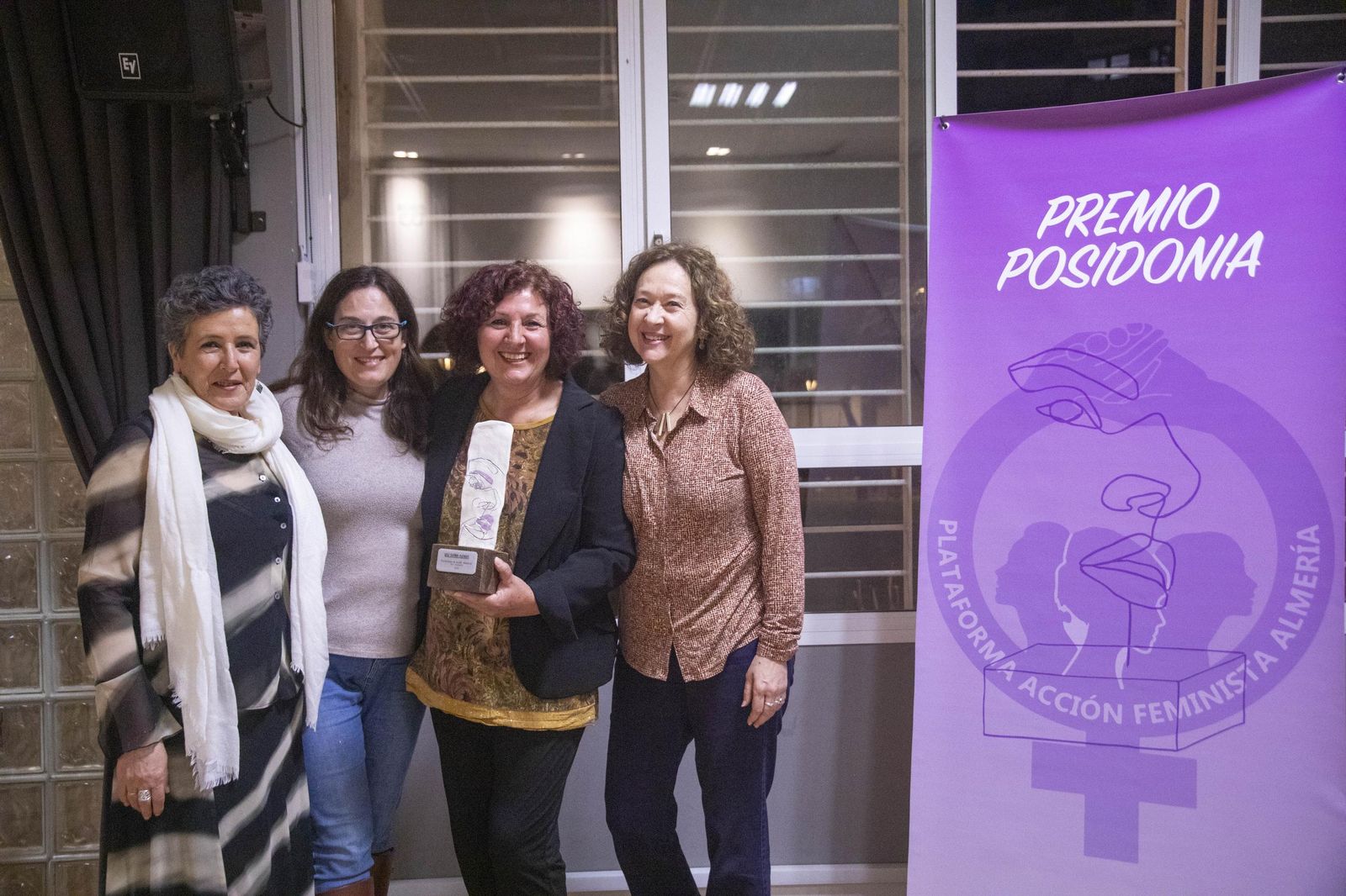 La Plataforma de Acción Feminista en Almería rinde homenaje a las mujeres de la Desbandá con su II Premio ‘Posidonia’ a Loli Sierra, vicepresidenta de la Asociación Memorialista de la Desbandá, en imágenes