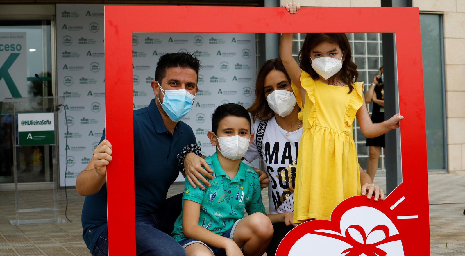 Sofía, junto a sus padres y su hermano, en la presentación de la Semana del Donante.