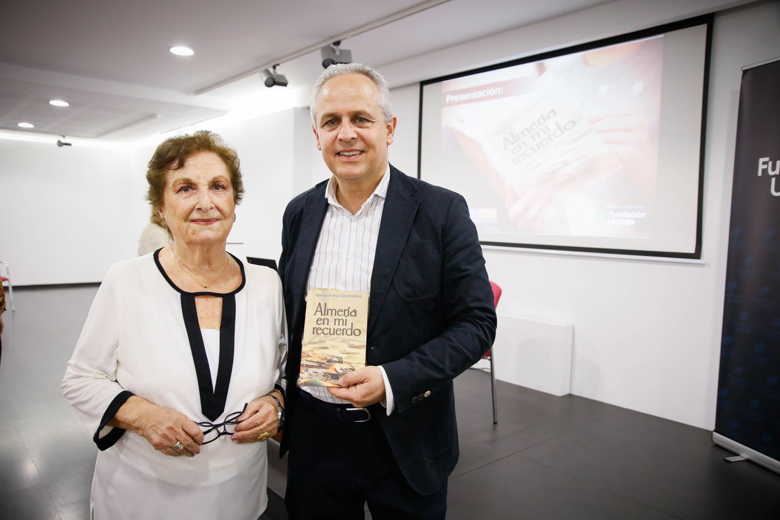 María Rosa Granados junto a Mario Pulido, director del Instituto de Estudios Almerienses.