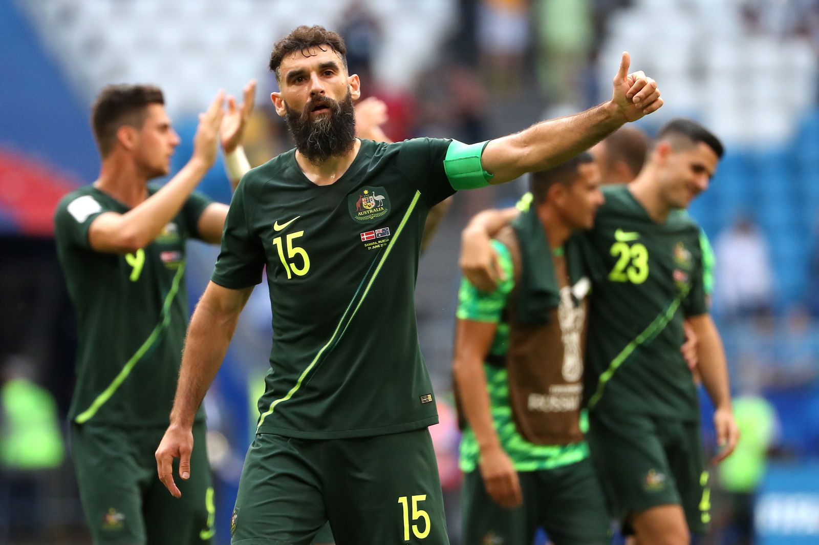 Los jugadores de Australia celebran el empate a Dinamarca.