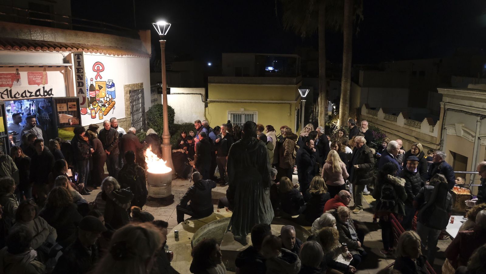Las Hogueras de San Antón del casco histórico de Almería, en imágenes