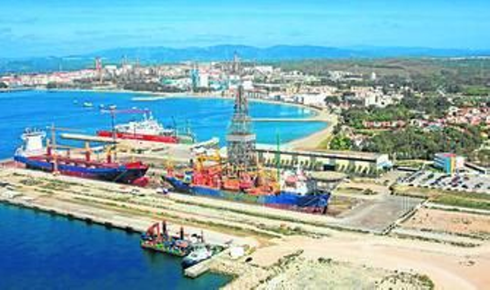 Una fotografía aérea de Astilleros Cernaval en Campamento, con el 'Jasper Explorer' en el dique seco.