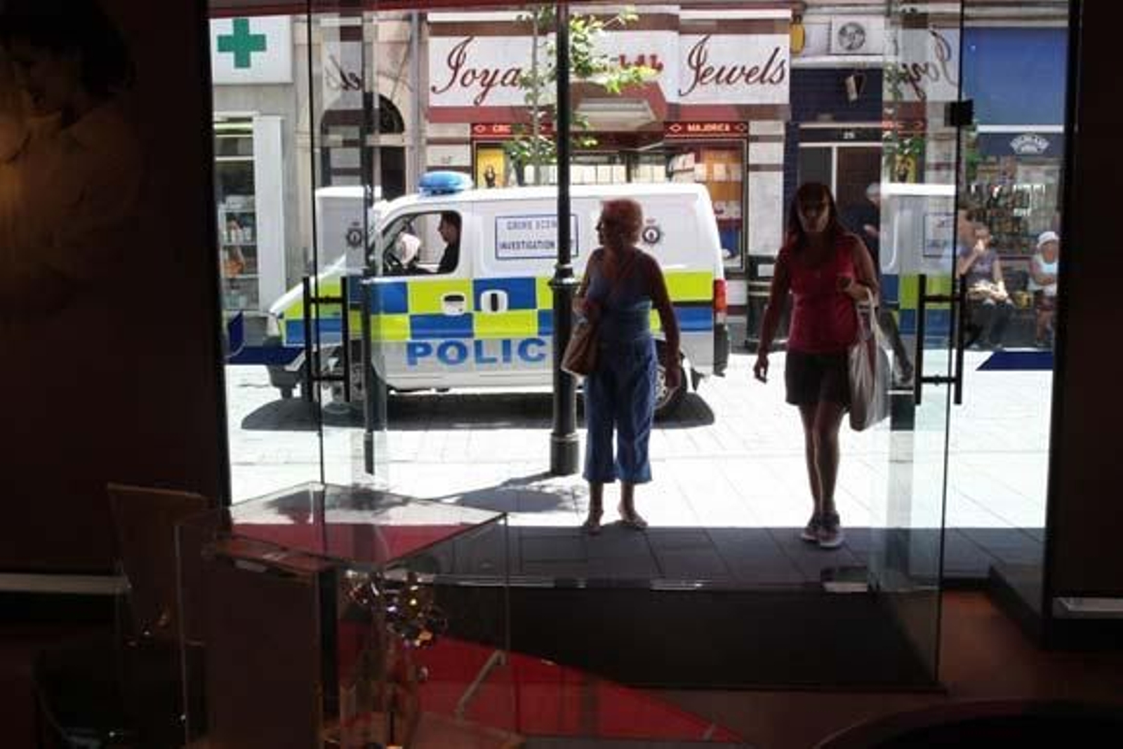 La policía inspecciona la zona y  la acordona 

Foto: Paco Guerrero