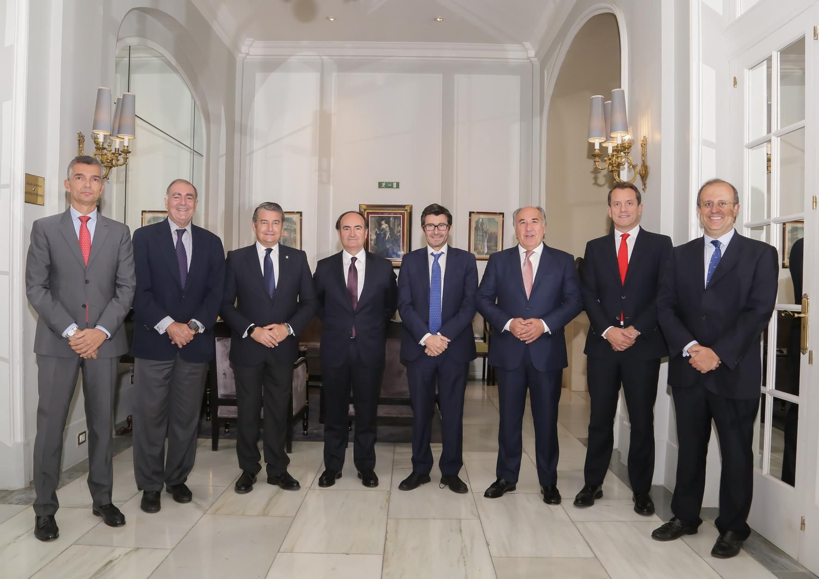 El ponente y algunos participantes en el acto antes de iniciarse la conferencia.