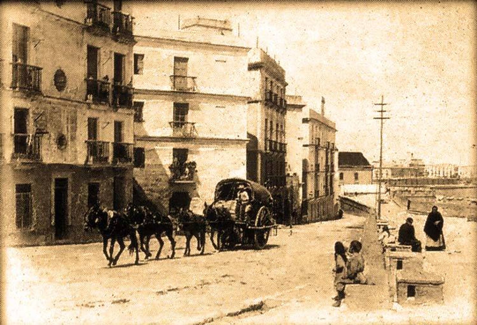 Imágenes de cien años de cambios en la Cuesta de las Calesas de Cádiz