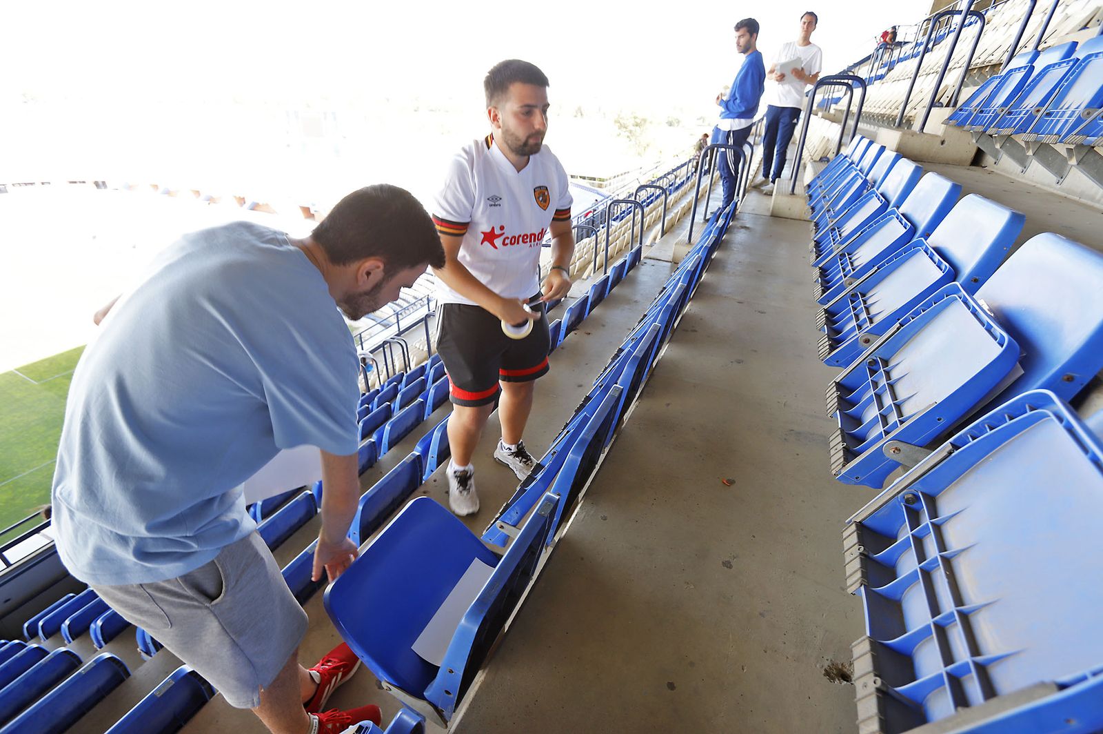 Los aficionados preparan el mosaico del partido del ascenso Recreativo de Huelva-Cacereño