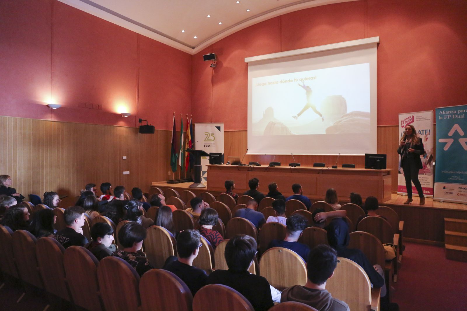 Jóvenes asisten a unas jornadas sobre FP dual en Málaga organizadas por Bertelsmann.