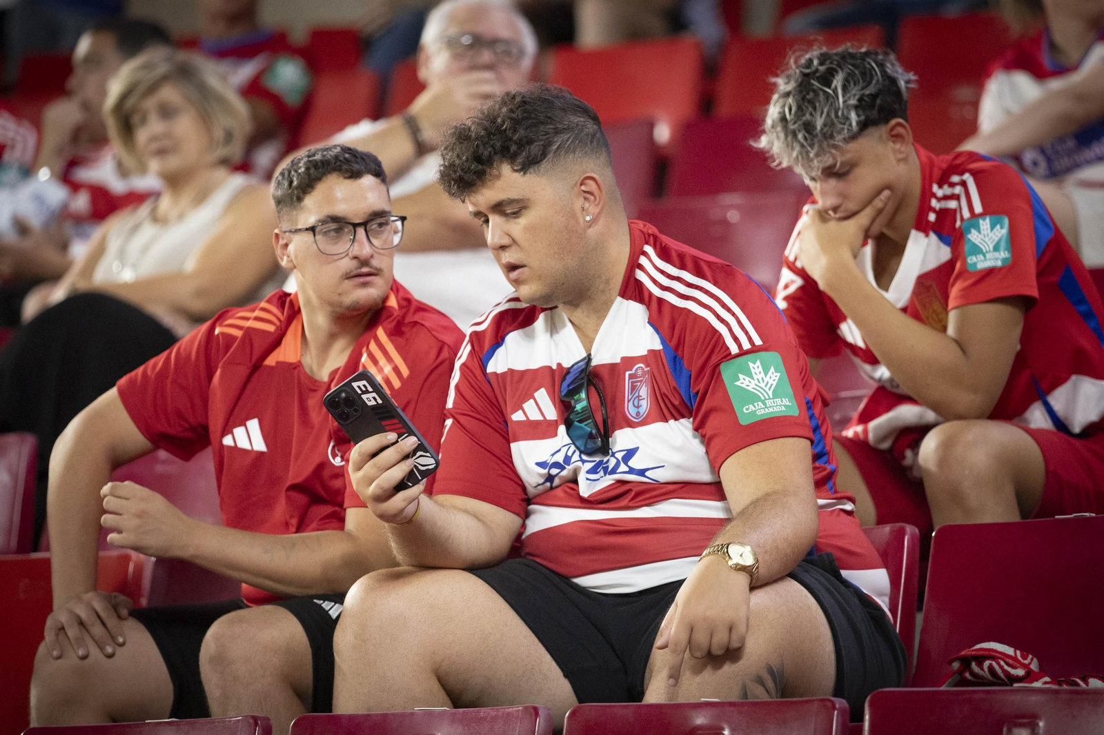 Encuéntrate en la grada de Los Cármenes en el Granada-Mirandés