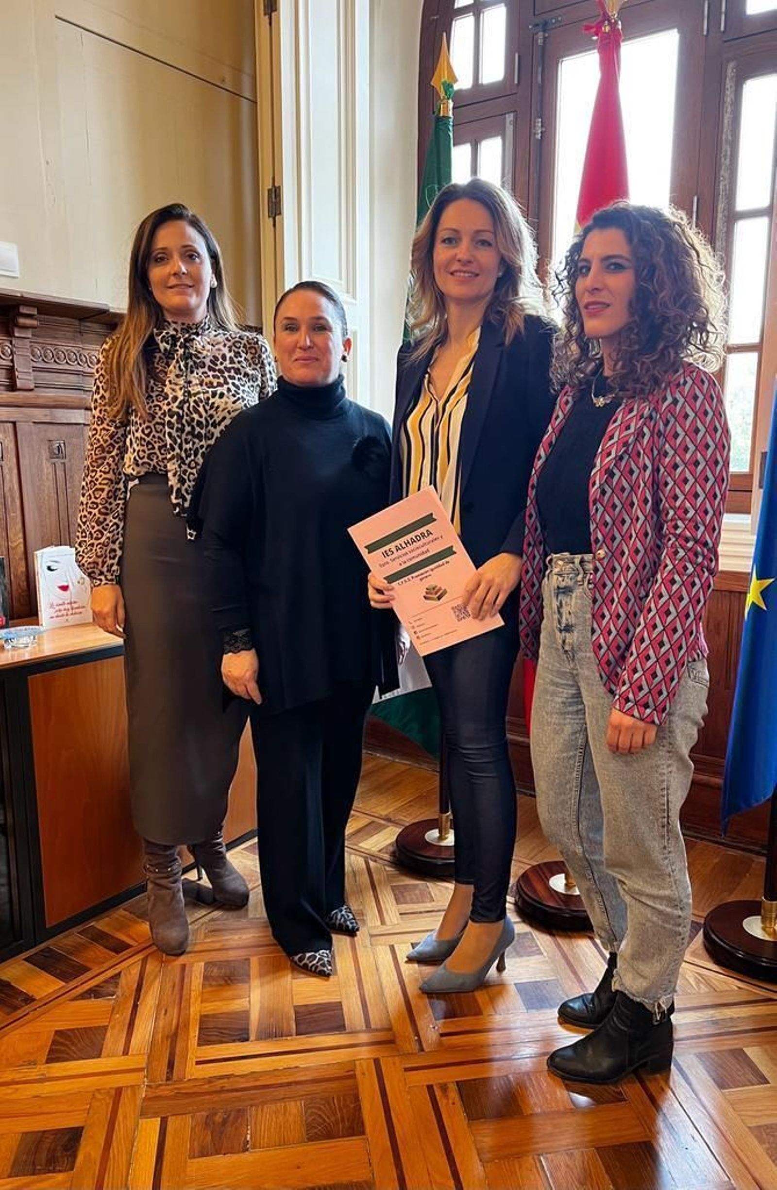 La coordinadora del IAM en Almería, María del Mar Esparza, junto a las dos alumnas que ya han comenzado sus prácticas en el Centro de la Mujer