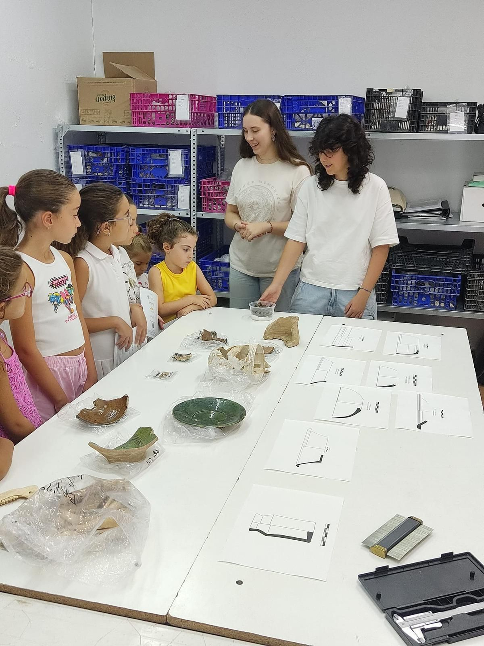 Un grupo de niñas conocen hallazgos junto a las investigadoras.