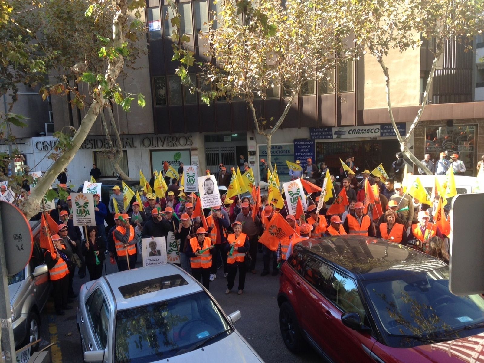 Productores de ecológico ante la Delegación de Agricultura hace unos días.