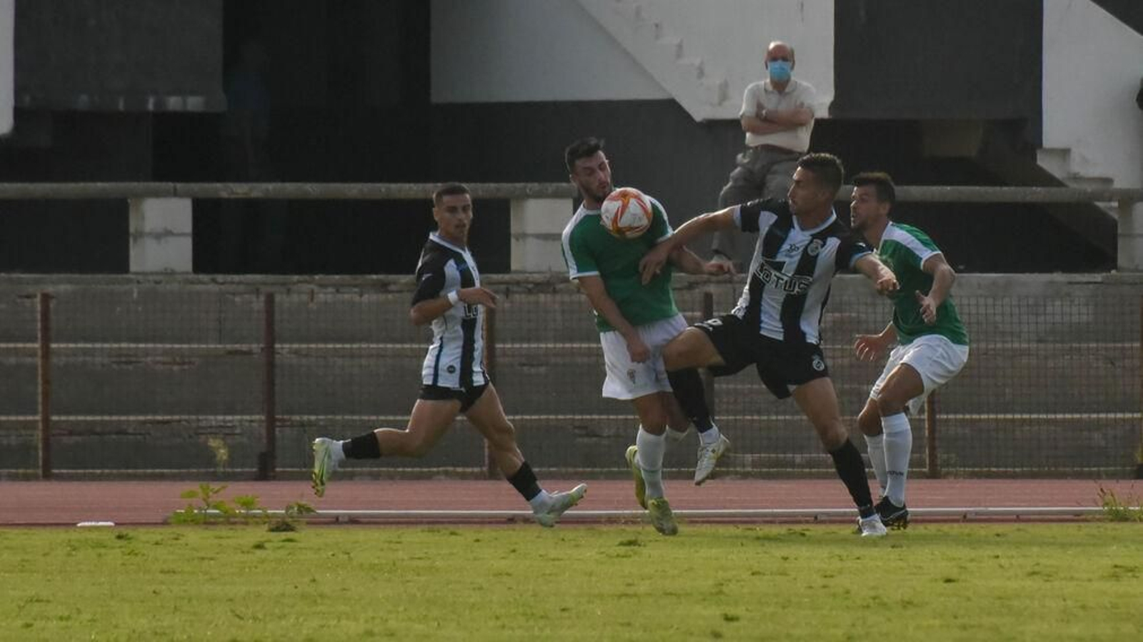 Iván Martín pugna con dos jugadores del Córdoba durante el Trofeo Ciudad de La Línea