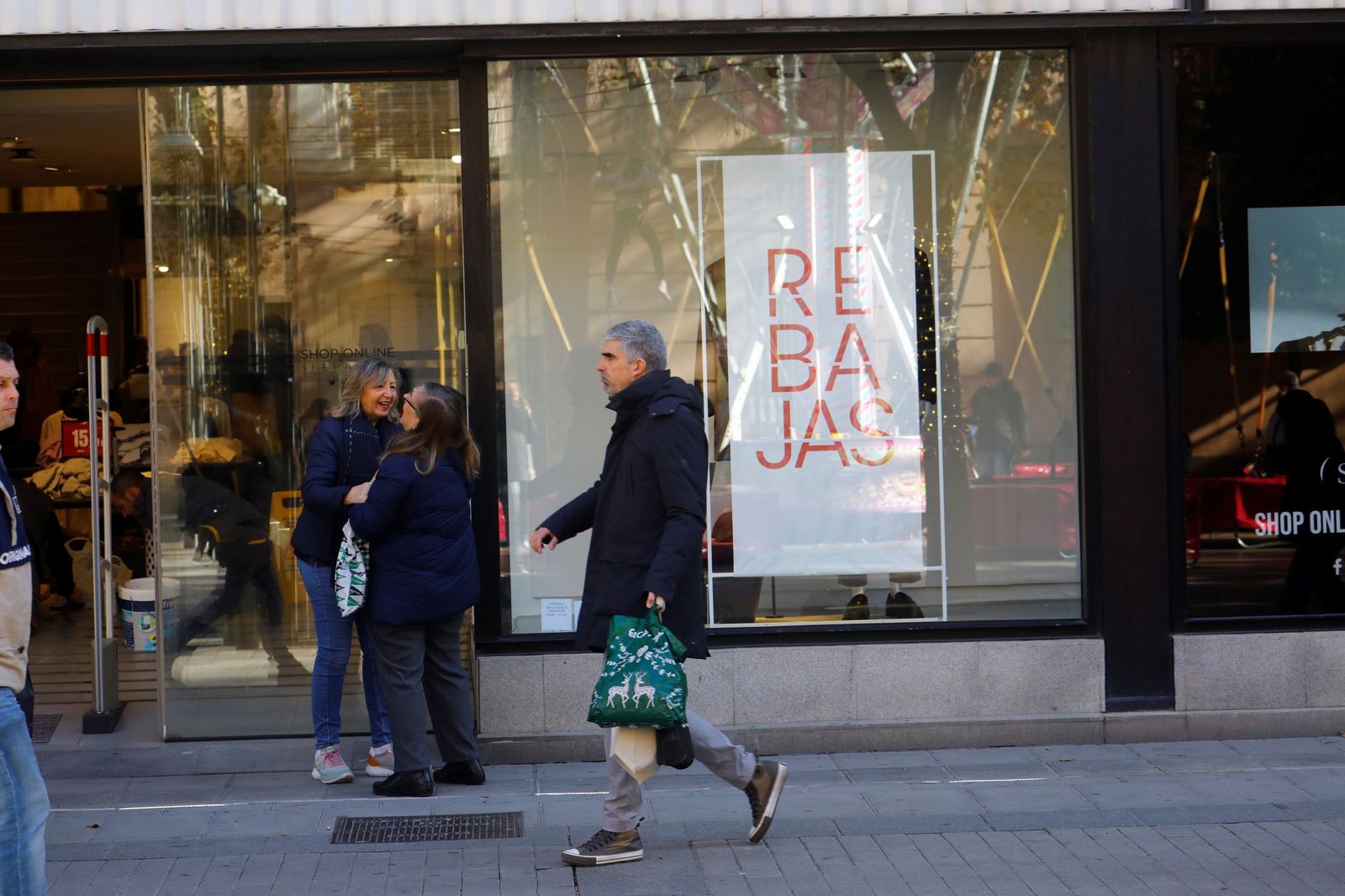 Los cordobeses se lanzan a por las rebajas de invierno, en imágenes