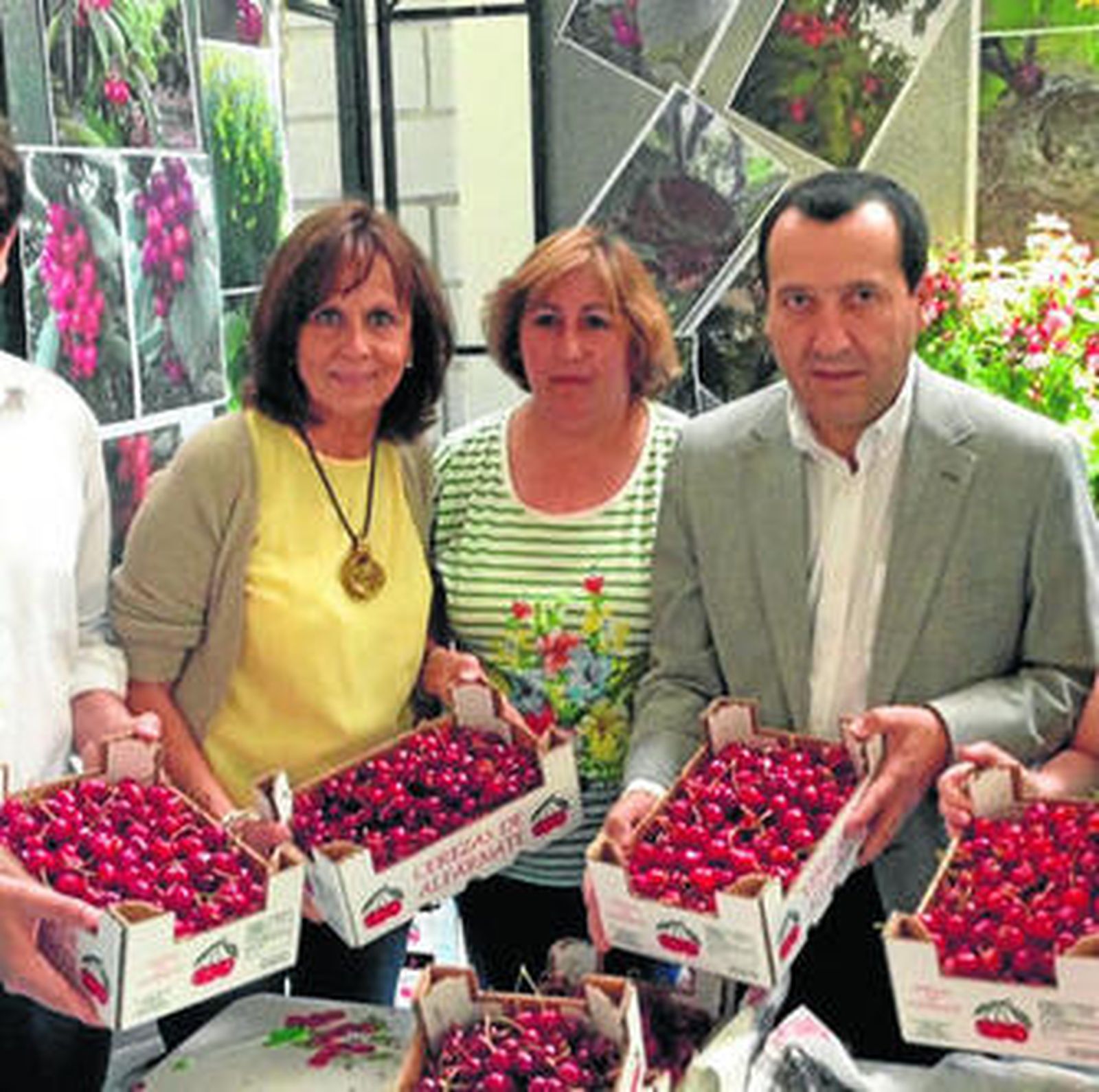 El delegado del Gobierno con varias cajas de cerezas.