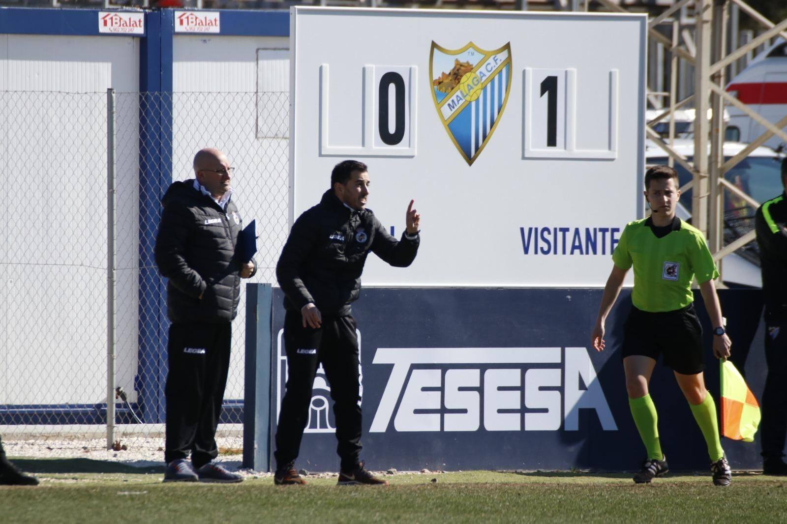 Pando, en la banda en el partido de la Balona con el Malagueño.