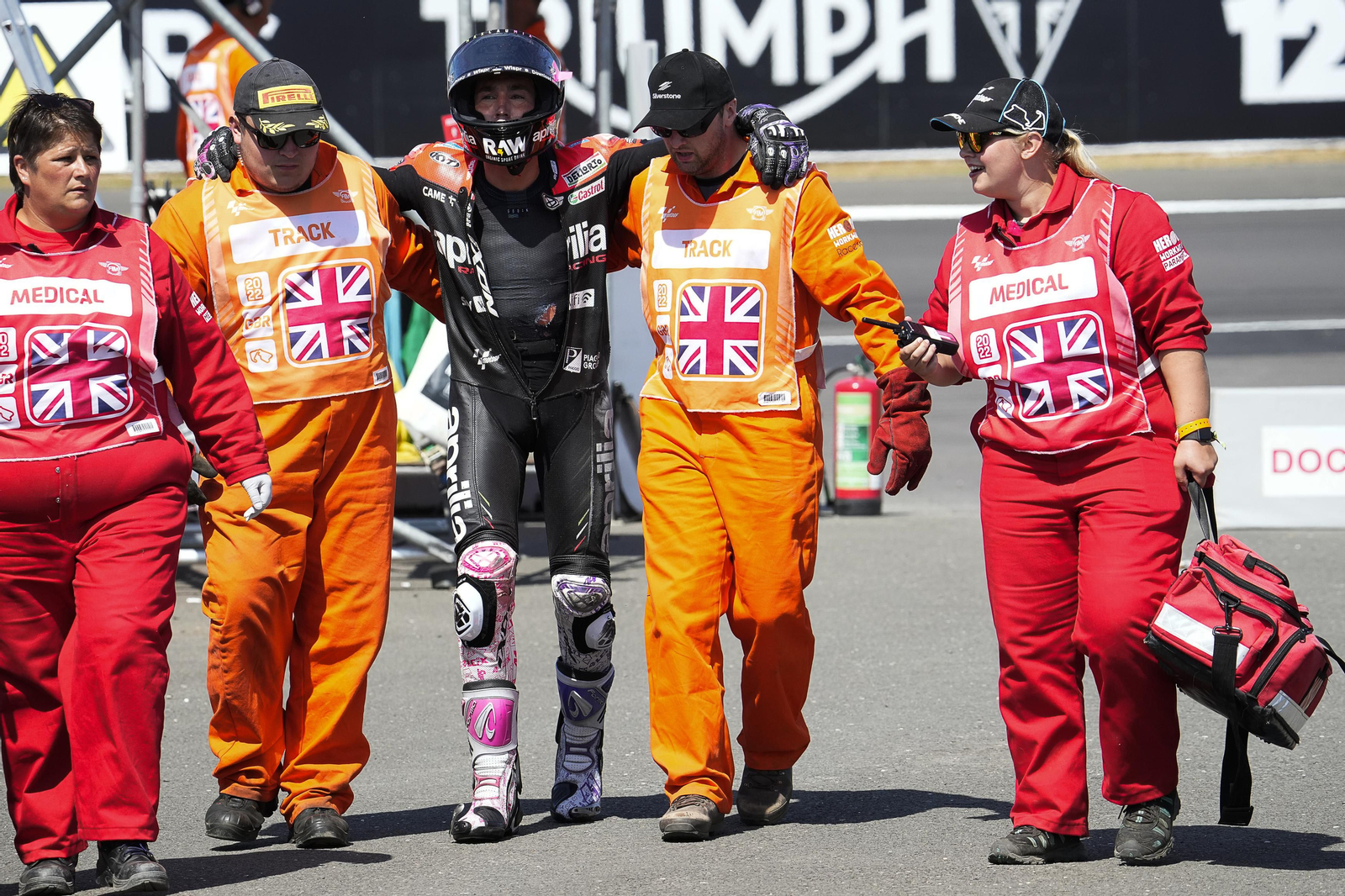 Aleix Espargaró, acompañado por integrantes del equipo médico de Silverstone.