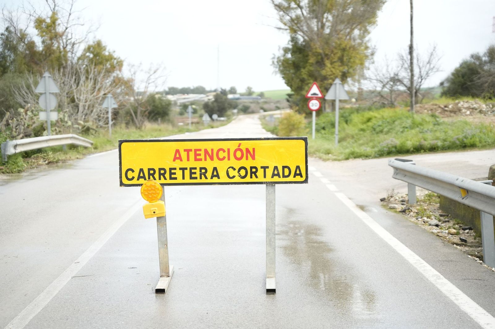 Carretera rural de Jerez, cortada por las lluvias de marzo.