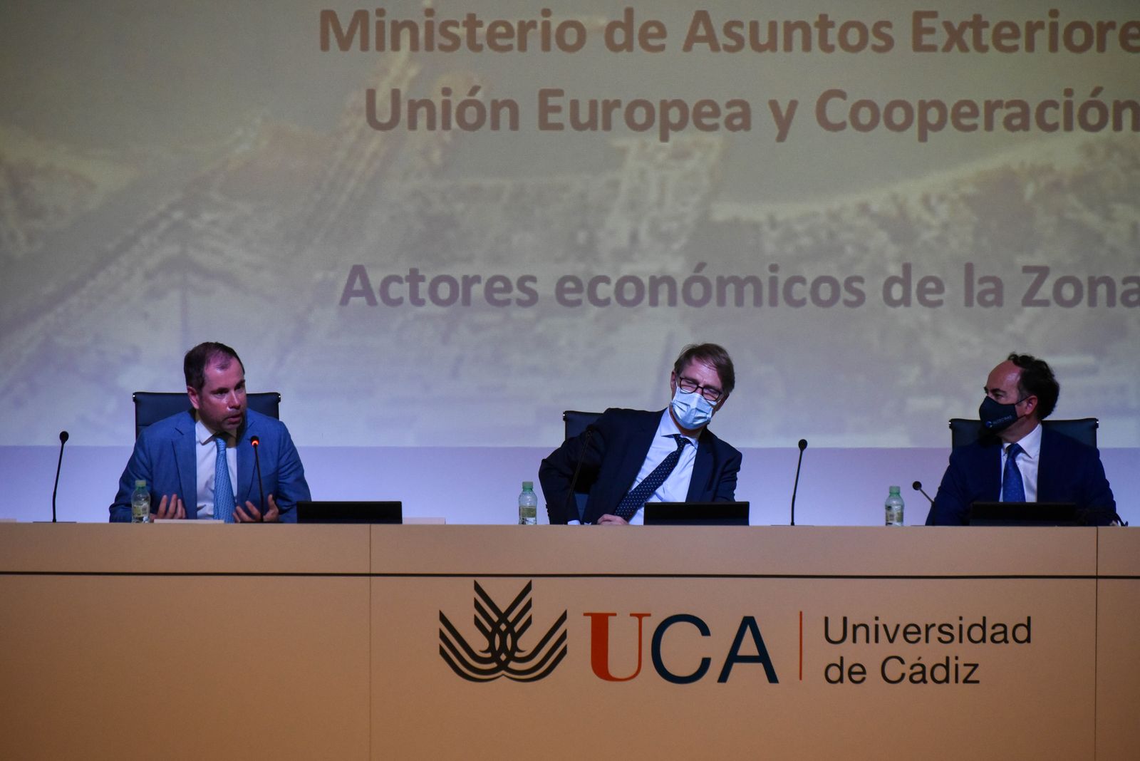 El consejero delegado de Cepsa (en el centro de la imagen) ayer en Algeciras.