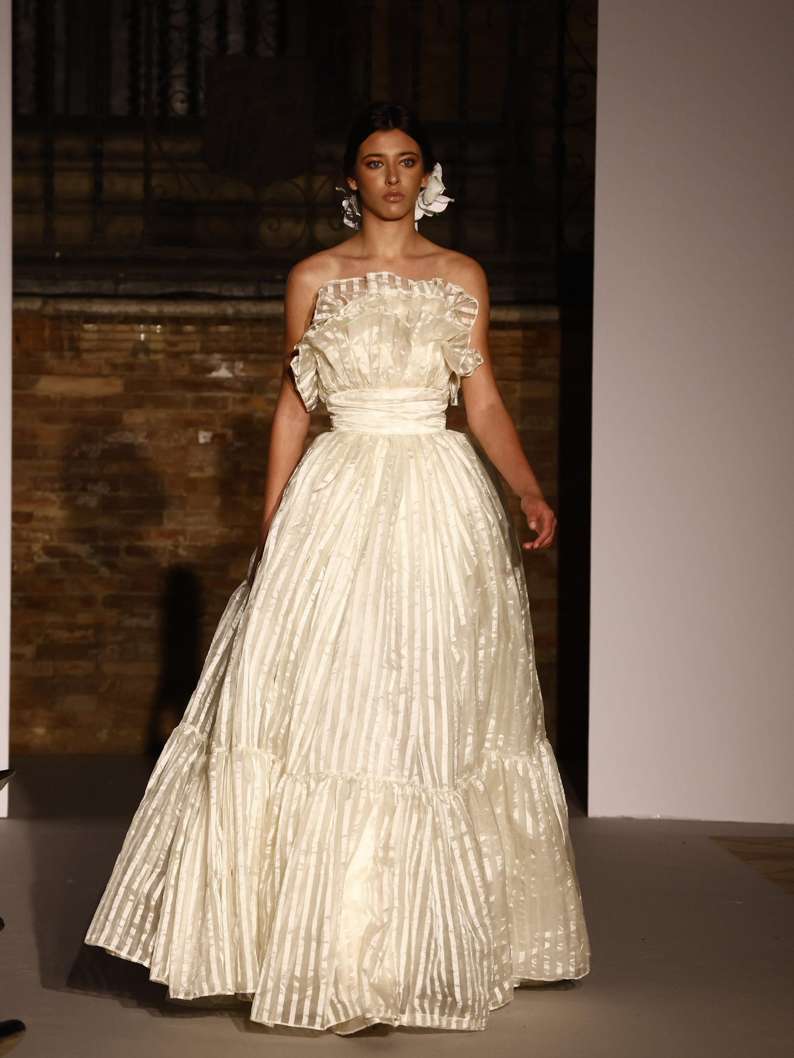 Las tendencias en vestidos de novia e invitada de la pasarela SIQ, en fotos