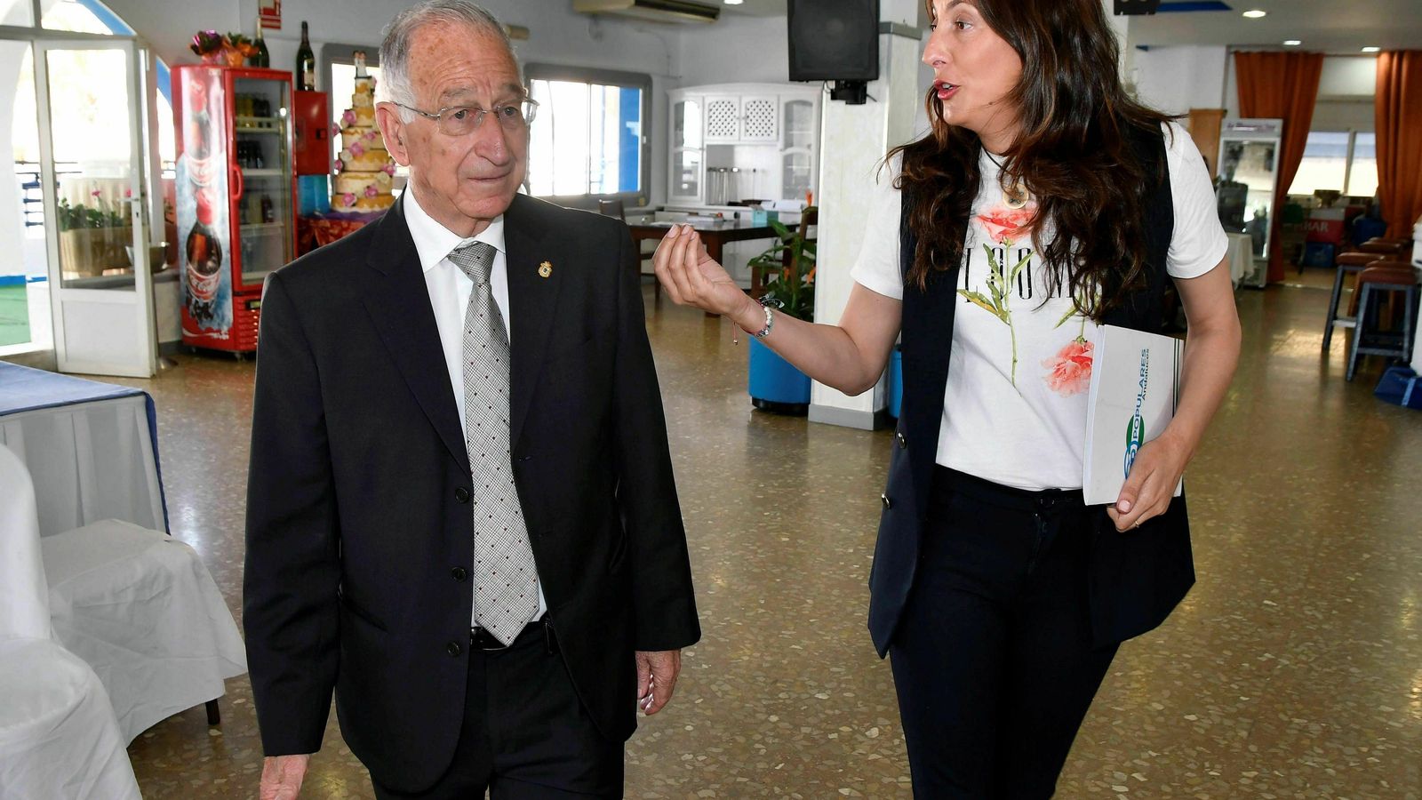 Gabriel Amat, junto a la dirigente regional del PP, Loles López