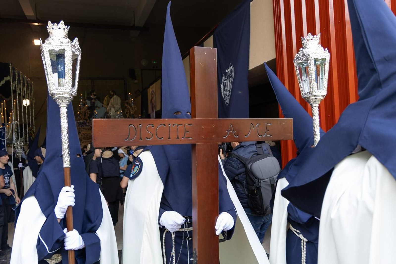 La temida lluvia impide el desarrollo normal de este Martes Santo