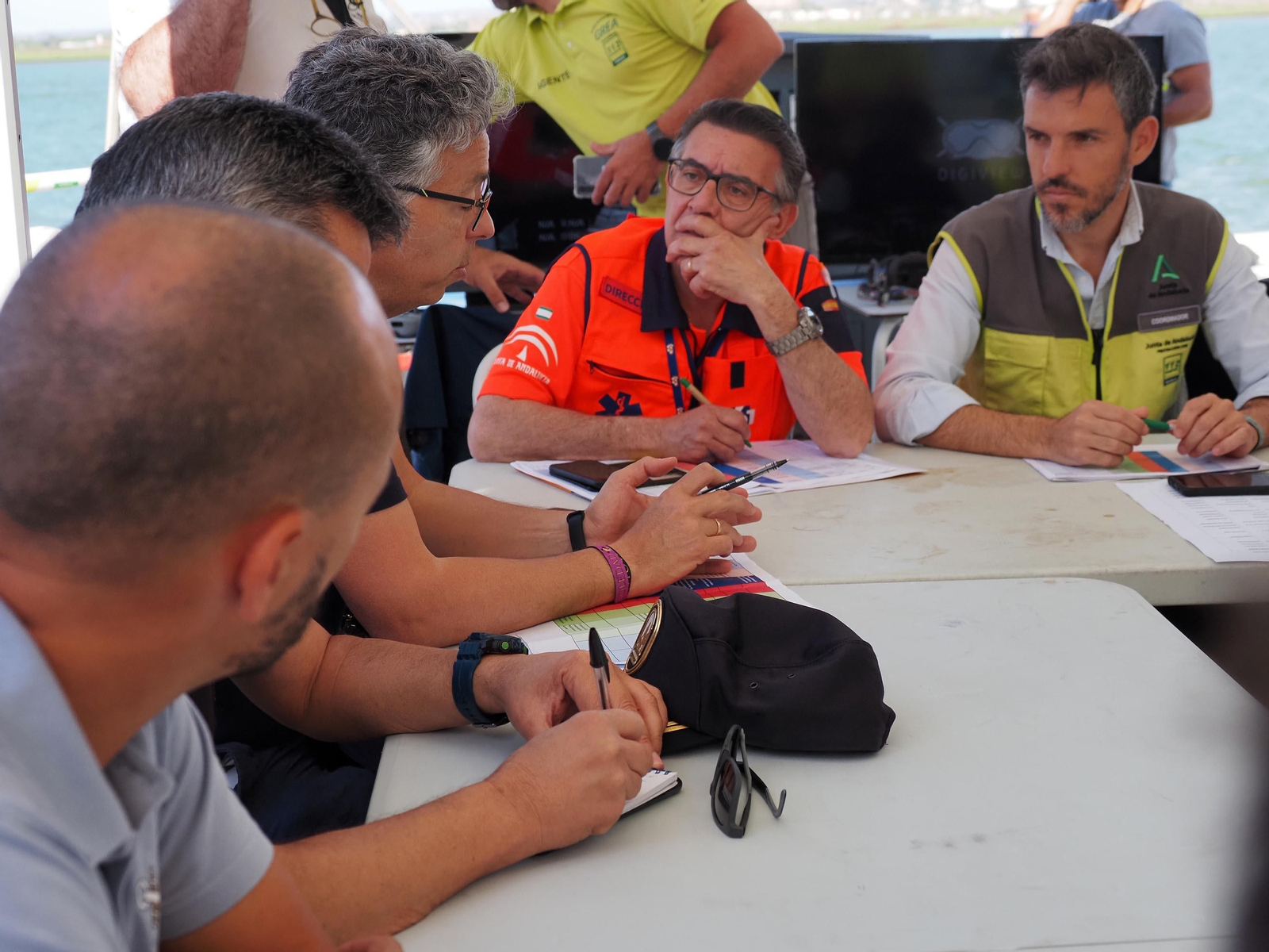 Las mejores imágenes del choque entre un ferry y un pesquero en medio del Guadiana